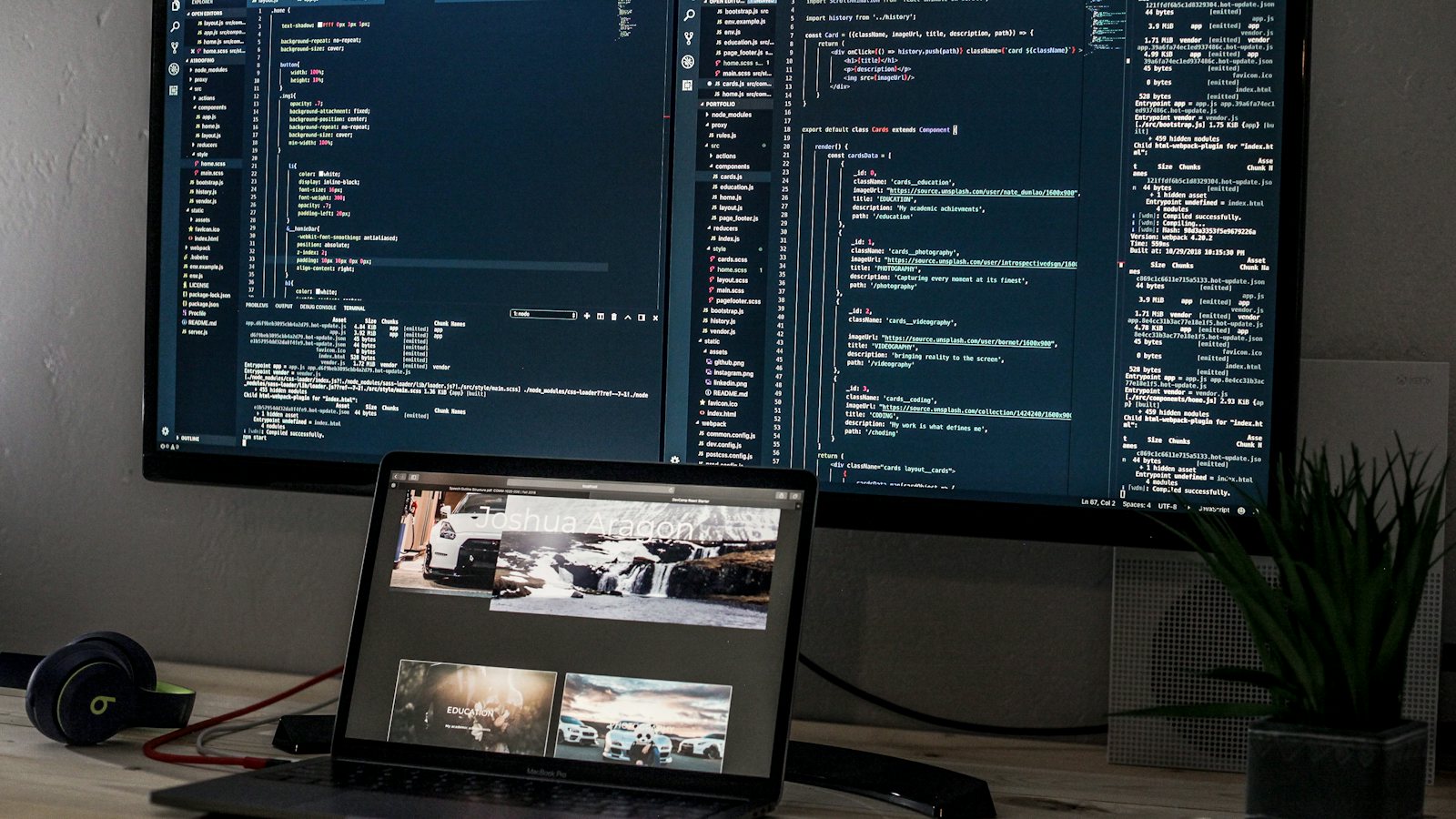 Bureau met een verhoogd scherm vol programmacode en daarvoor een laptop